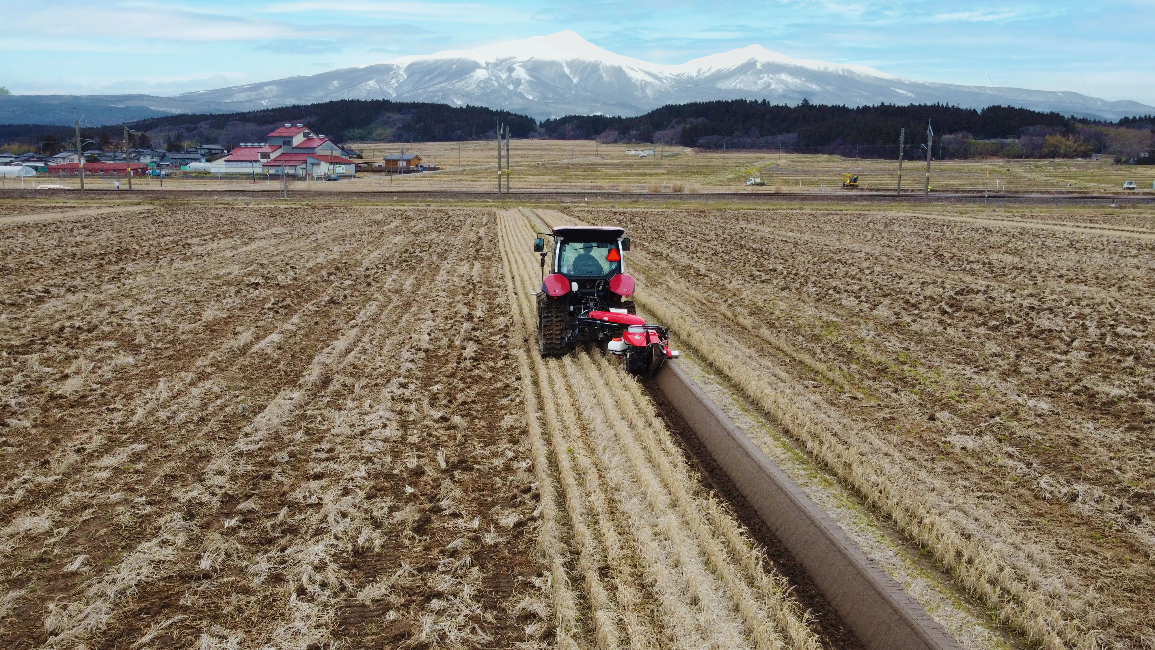 さとう農園の畦を補強中の様子