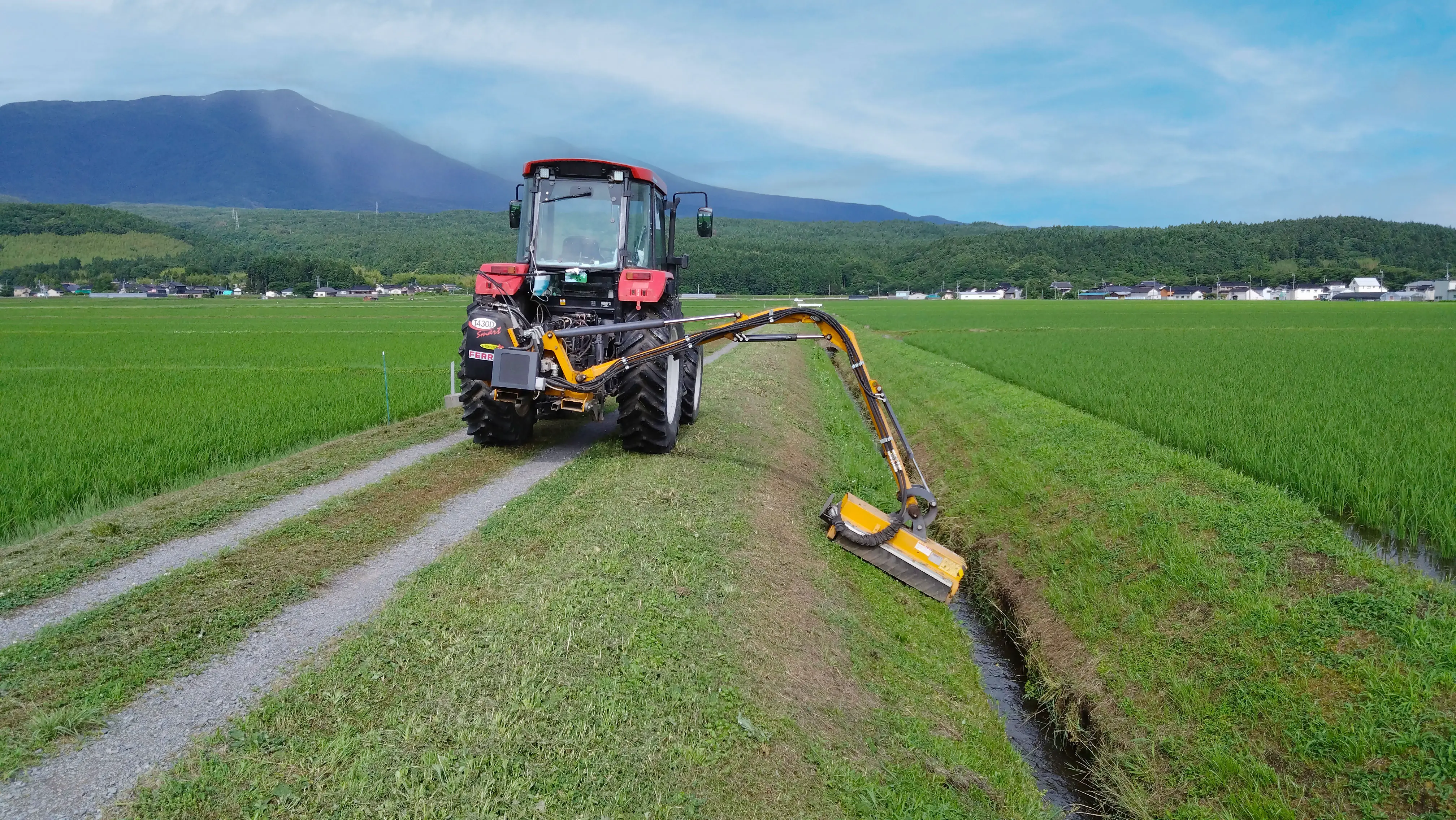 さとう農園のトラクターで草刈りをしている様子