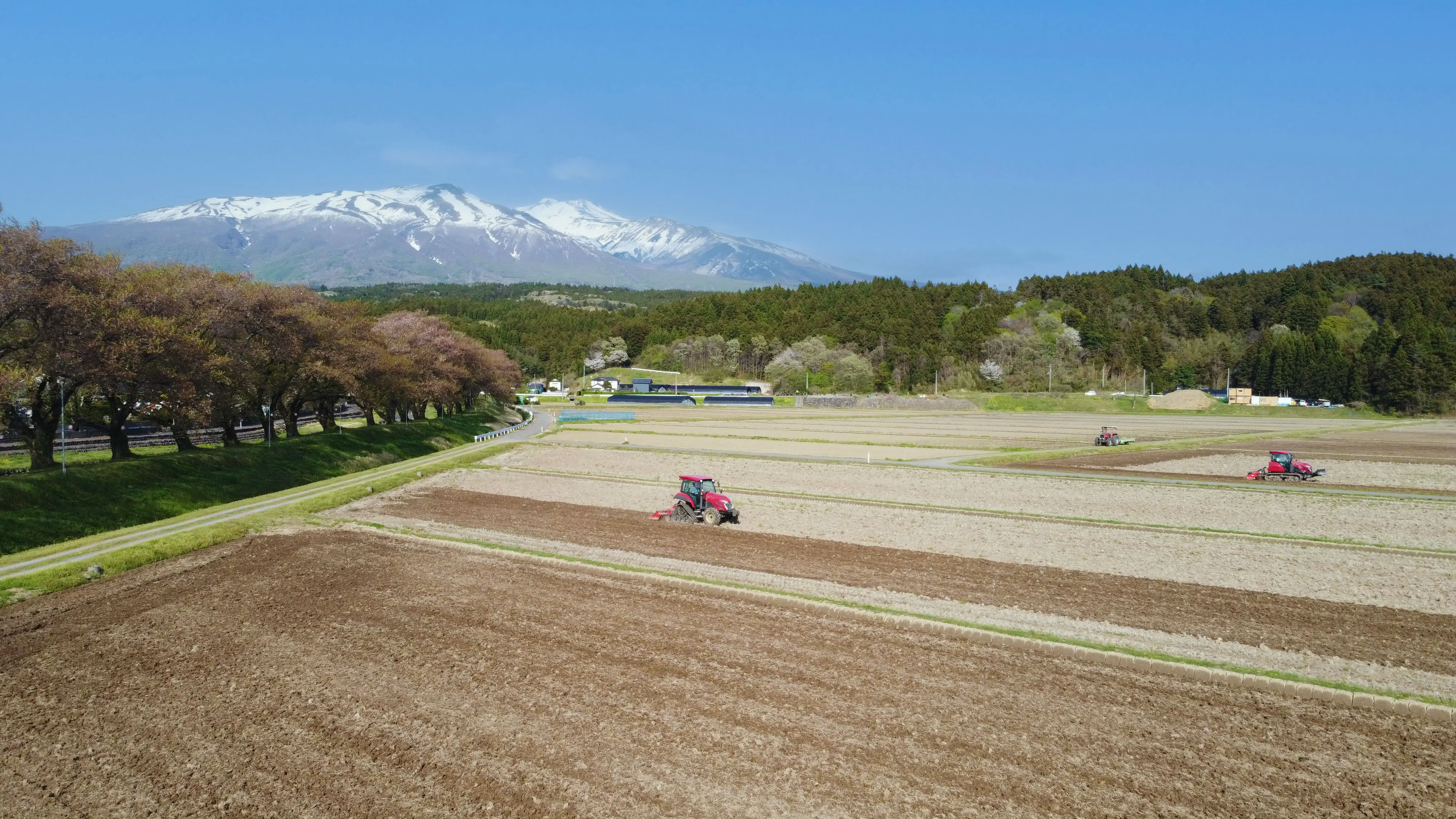さとう農園での耕起作業の様子