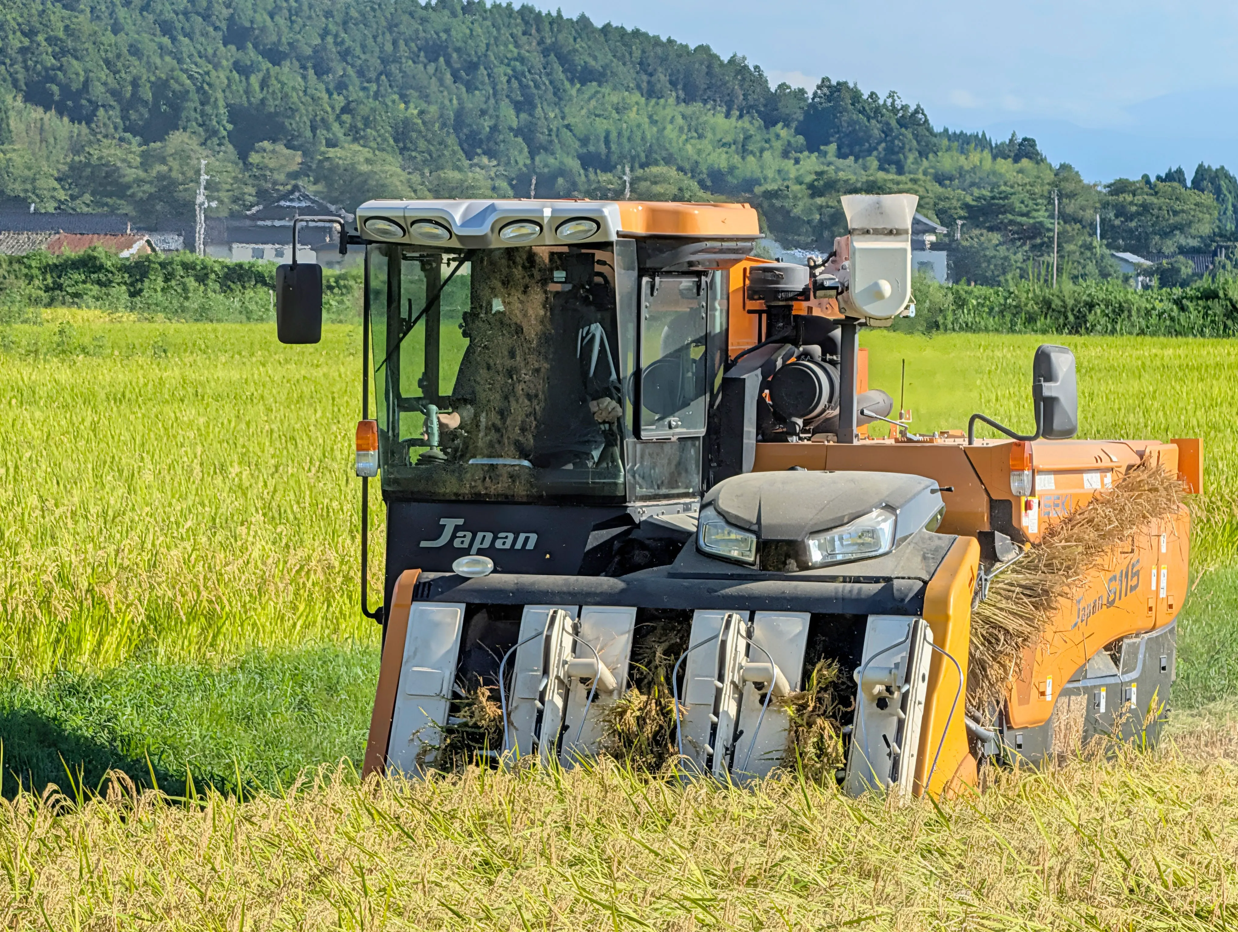 さとう農園でのコンバインを使用した稲刈りの様子